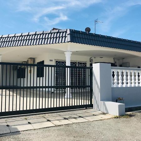Cozy And Comfortable Homestay In Sungai Siput Exteriör bild